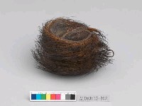 藏品(男子山豬鬃踝飾)的圖片